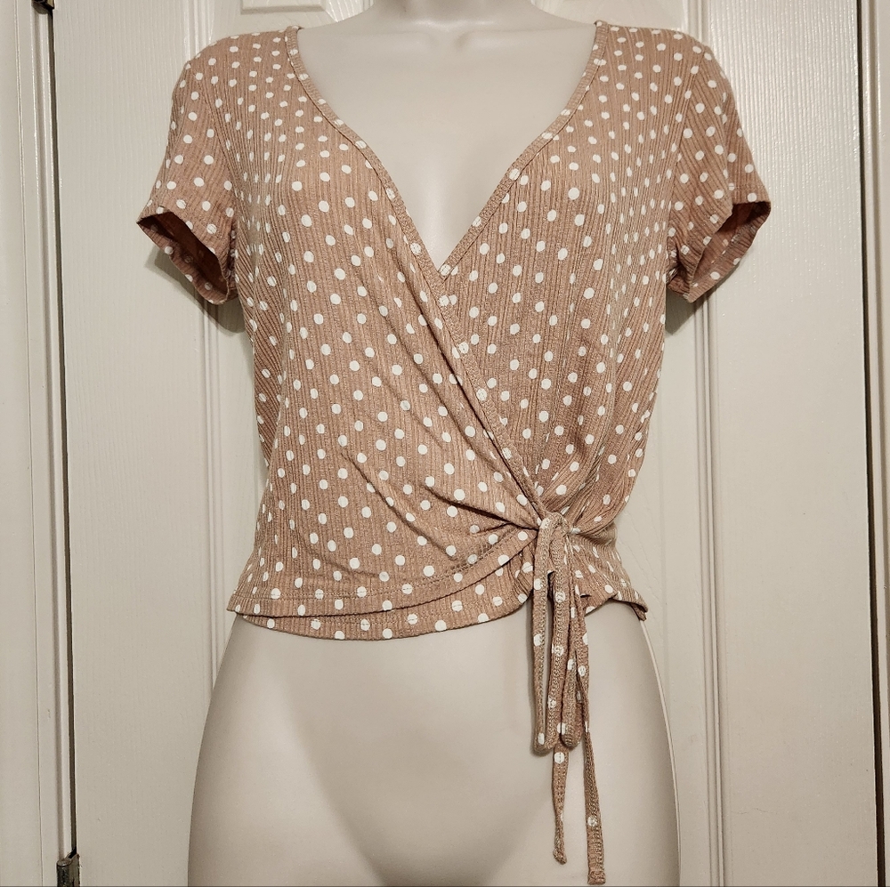 🌅 Billabong "Find Me" Wrap Polka Dot Crop Top Tan and White Size Medium